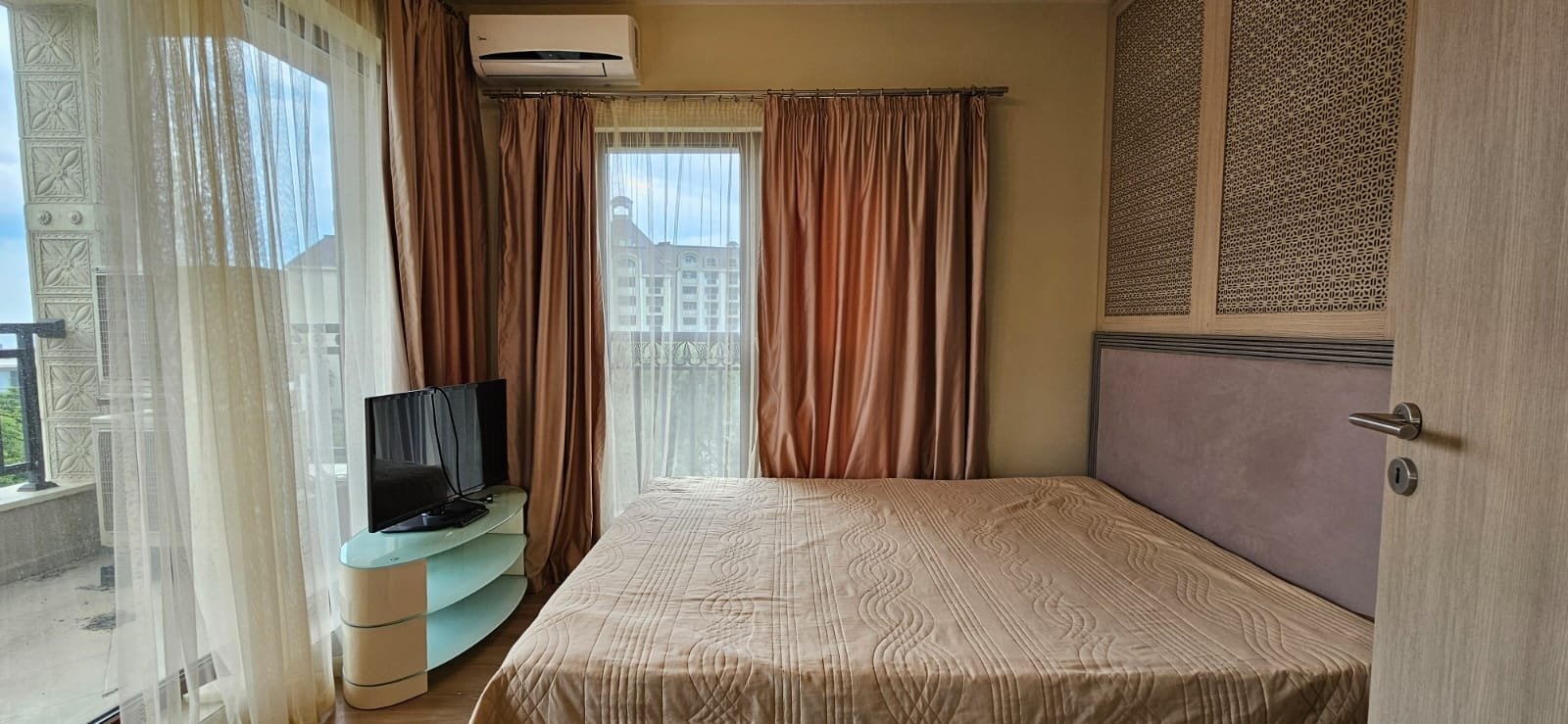 krasny-apartman-s-jednou-loznici-a-terasou-v-hezkem-komplexu-zlate-pisky-obrazek-whatsapp-66f8d6