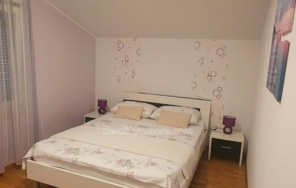 byt-blizko-more-s-balkonem-rogoznica-stupin-celine-navrh-bez-nazvu-10-5aefa3