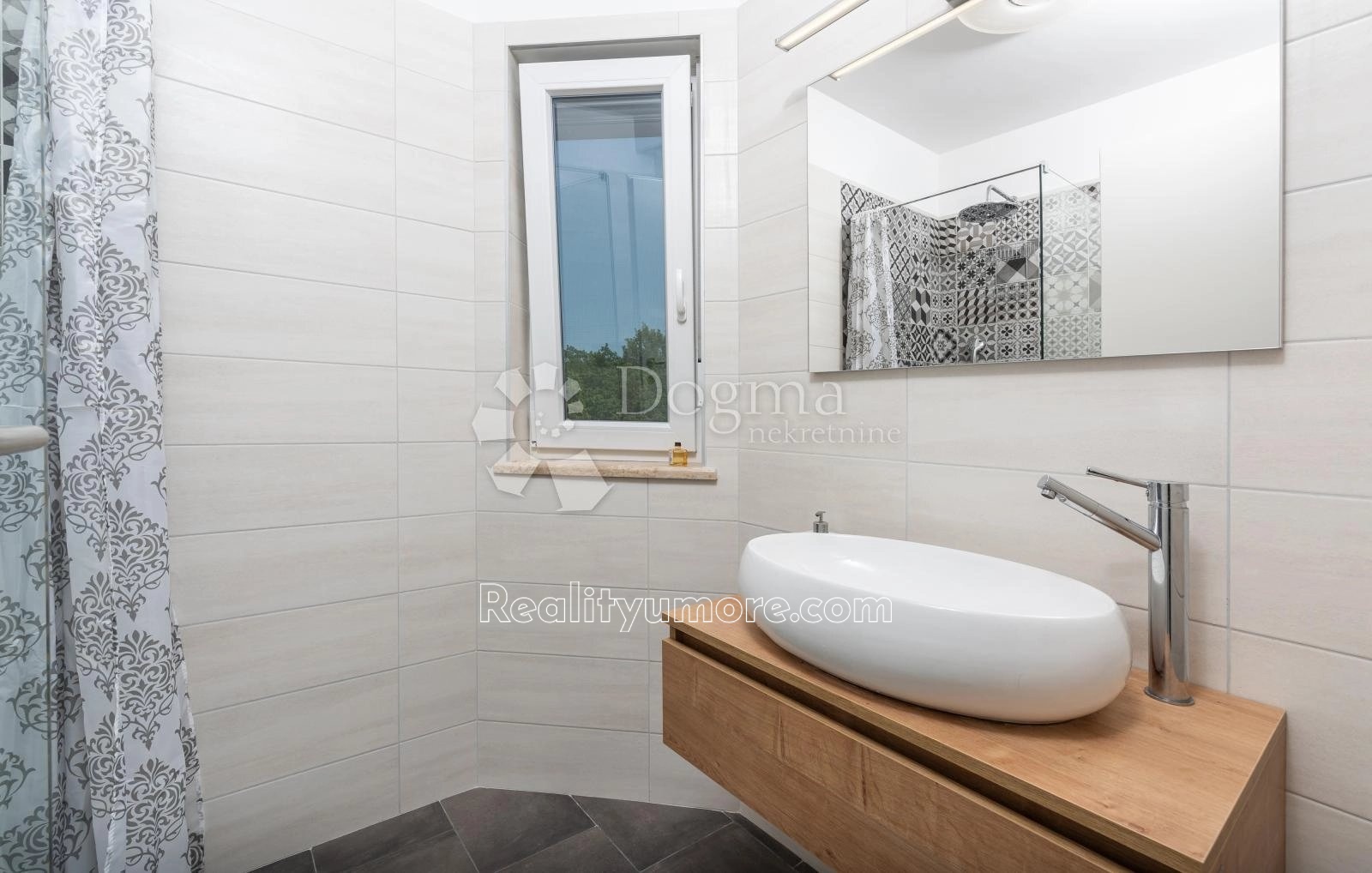 luxusni-vila-s-bazenem-a-vyhledem-v-duga-uvala-1692707377-810-9098-113704