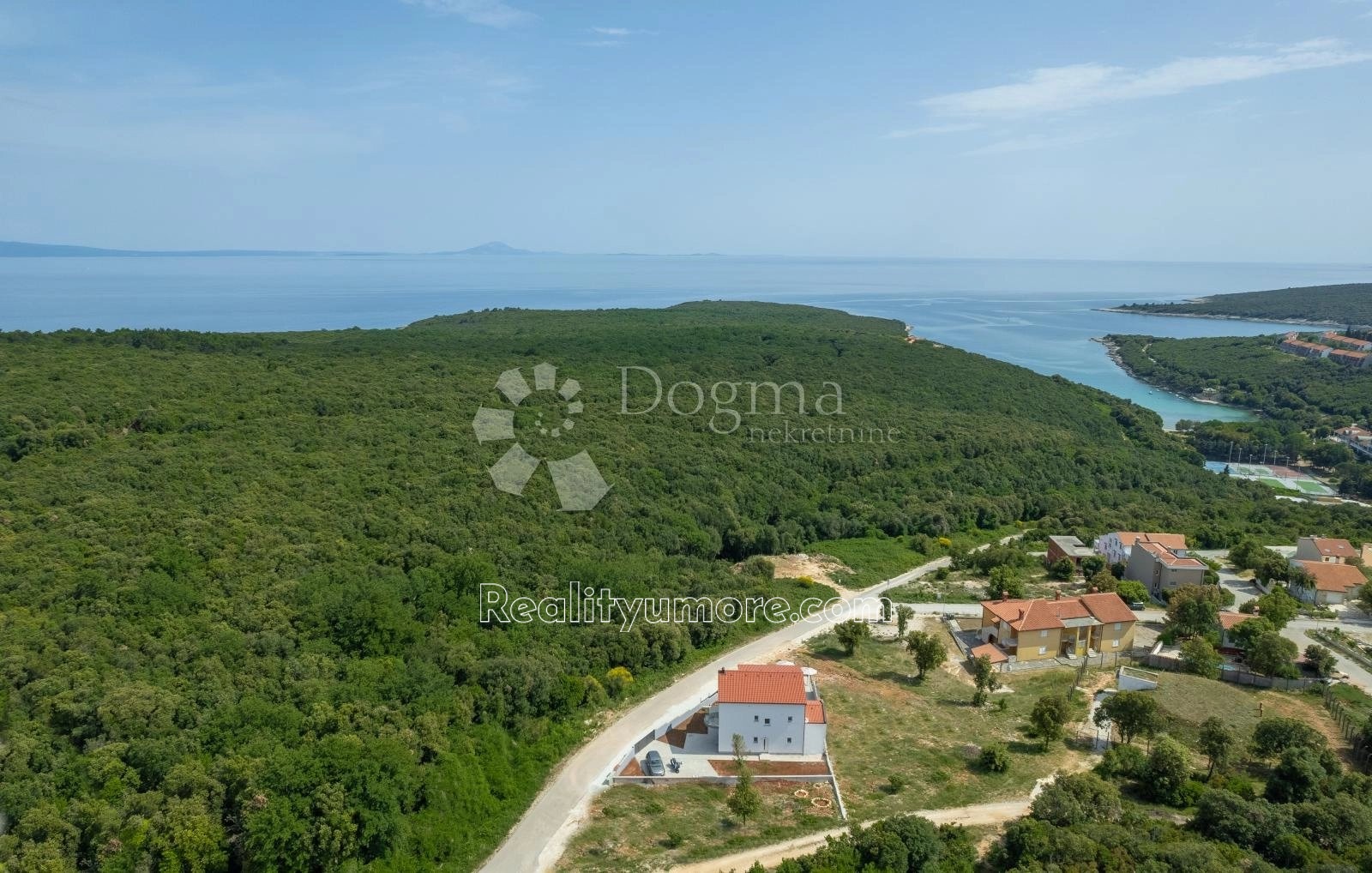 luxusni-vila-s-bazenem-a-vyhledem-v-duga-uvala-1692707530-dji-0947-700d45 (1)