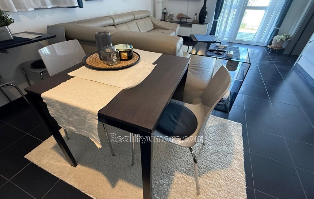 prilezitost-apartman-se-2-terasami-2-parkovacimi-misty-a-zahradou-pouze-200-m-od-more-05e118