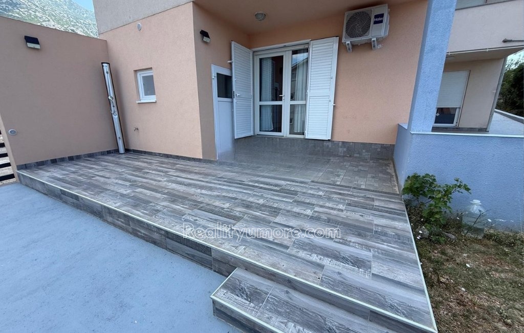 prilezitost-apartman-se-2-terasami-2-parkovacimi-misty-a-zahradou-pouze-200-m-od-more-213ed3