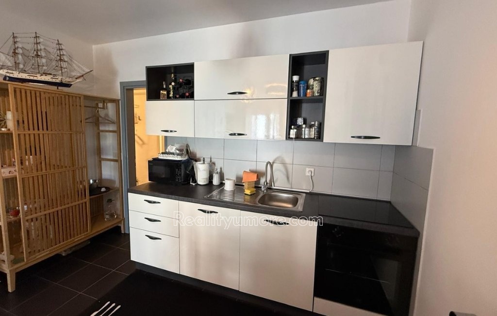 prilezitost-apartman-se-2-terasami-2-parkovacimi-misty-a-zahradou-pouze-200-m-od-more-32dcb3