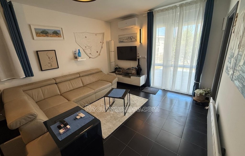 prilezitost-apartman-se-2-terasami-2-parkovacimi-misty-a-zahradou-pouze-200-m-od-more-5082e7