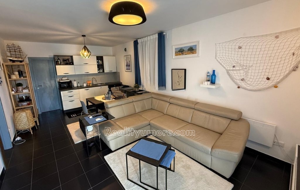 prilezitost-apartman-se-2-terasami-2-parkovacimi-misty-a-zahradou-pouze-200-m-od-more-5be2ad