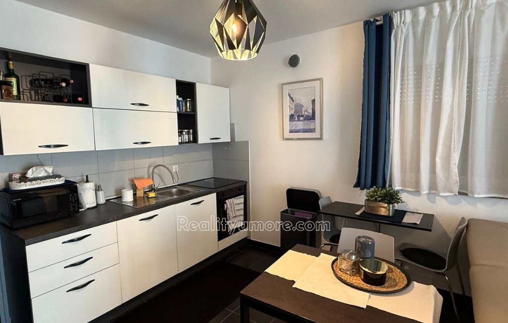 prilezitost-apartman-se-2-terasami-2-parkovacimi-misty-a-zahradou-pouze-200-m-od-more-892b58