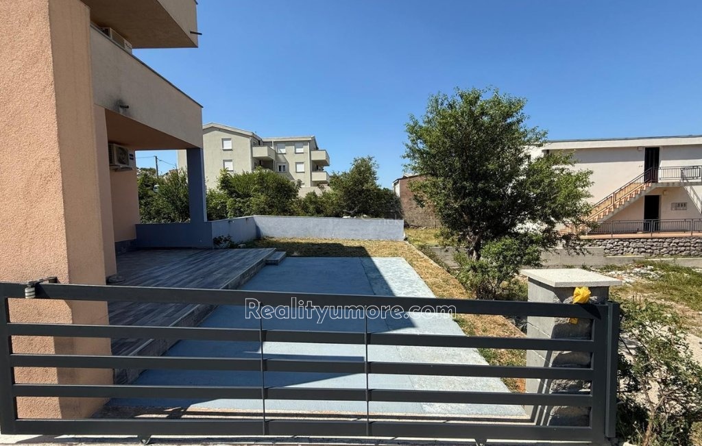 prilezitost-apartman-se-2-terasami-2-parkovacimi-misty-a-zahradou-pouze-200-m-od-more-a23c86