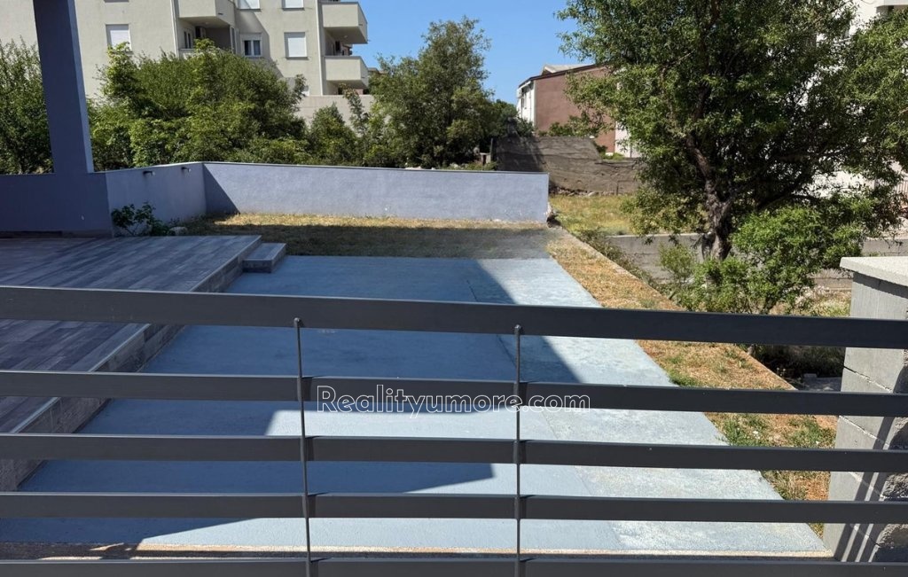 prilezitost-apartman-se-2-terasami-2-parkovacimi-misty-a-zahradou-pouze-200-m-od-more-b6c526