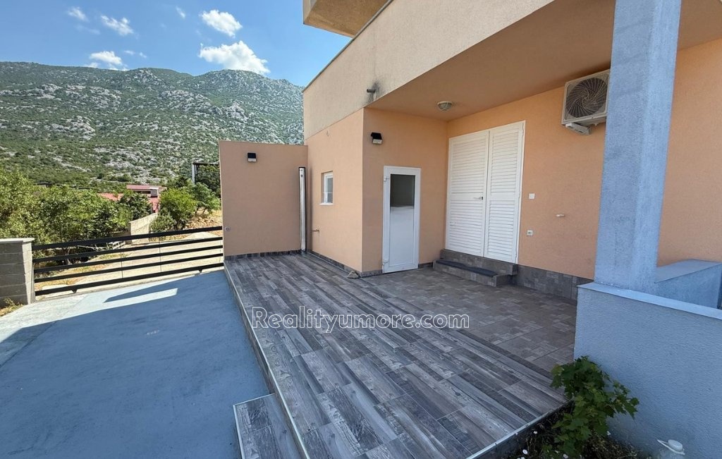 prilezitost-apartman-se-2-terasami-2-parkovacimi-misty-a-zahradou-pouze-200-m-od-more-c03600