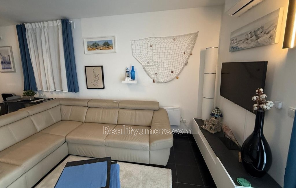 prilezitost-apartman-se-2-terasami-2-parkovacimi-misty-a-zahradou-pouze-200-m-od-more-c375c5