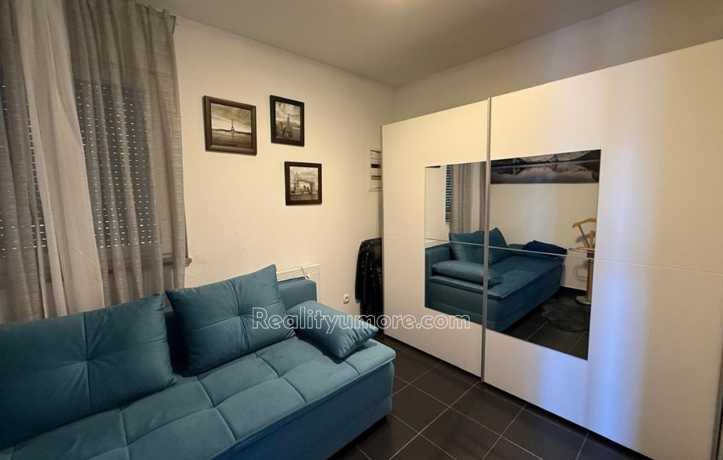 prilezitost-apartman-se-2-terasami-2-parkovacimi-misty-a-zahradou-pouze-200-m-od-more-cd52eb