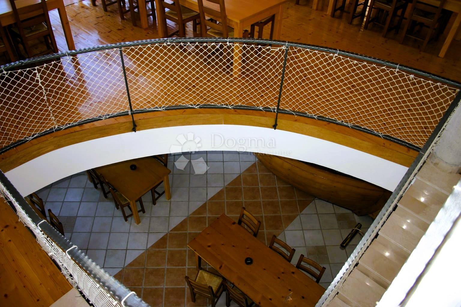 1764605577_kamena-kuca-restaurantom-silba-292.jpg
