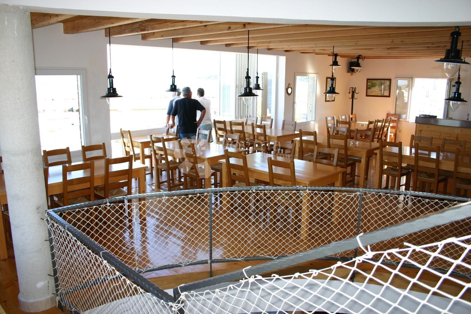 1764605580_kuca-sa-uhodanim-restoranom-prvi-red-do-mora-silba_3352_3.jpg