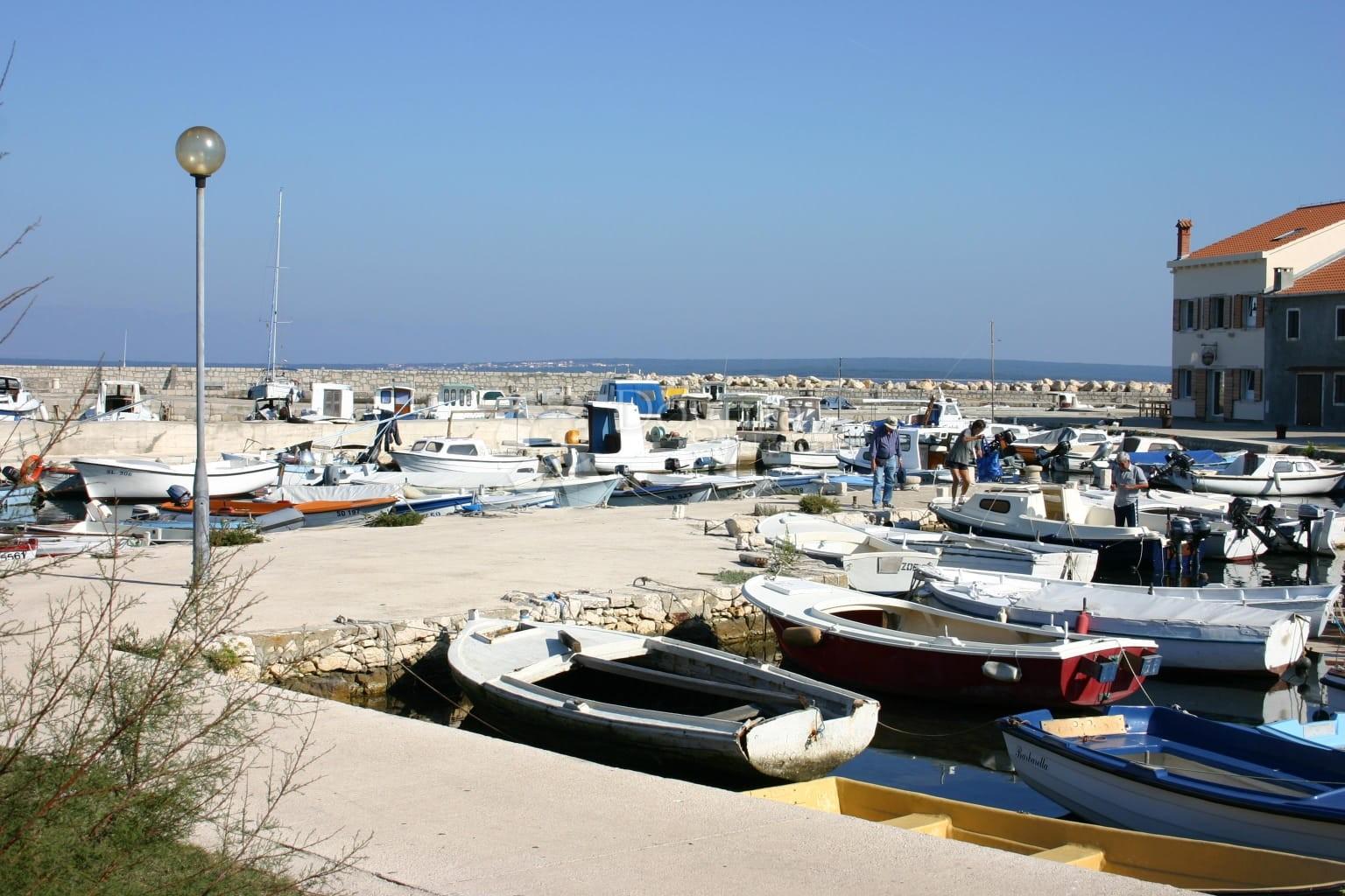 1764605582_kuca-sa-uhodanim-restoranom-prvi-red-do-mora-silba_3352_2.jpg