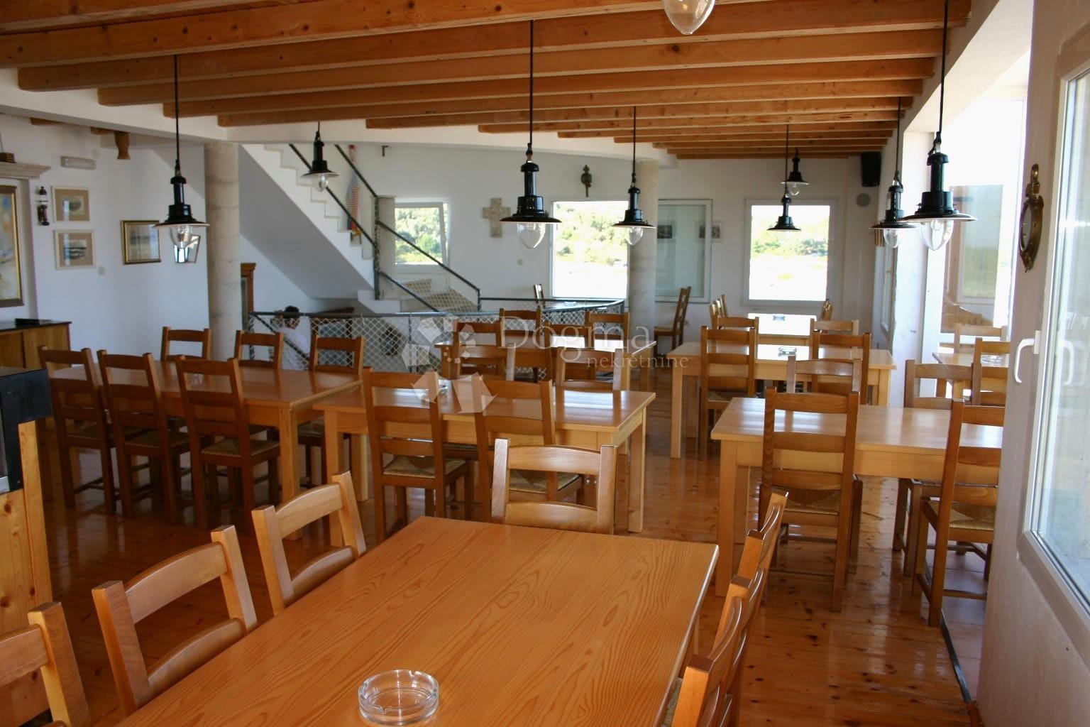 1764605585_kuca-sa-uhodanim-restoranom-prvi-red-do-mora-silba_3352_1.jpg