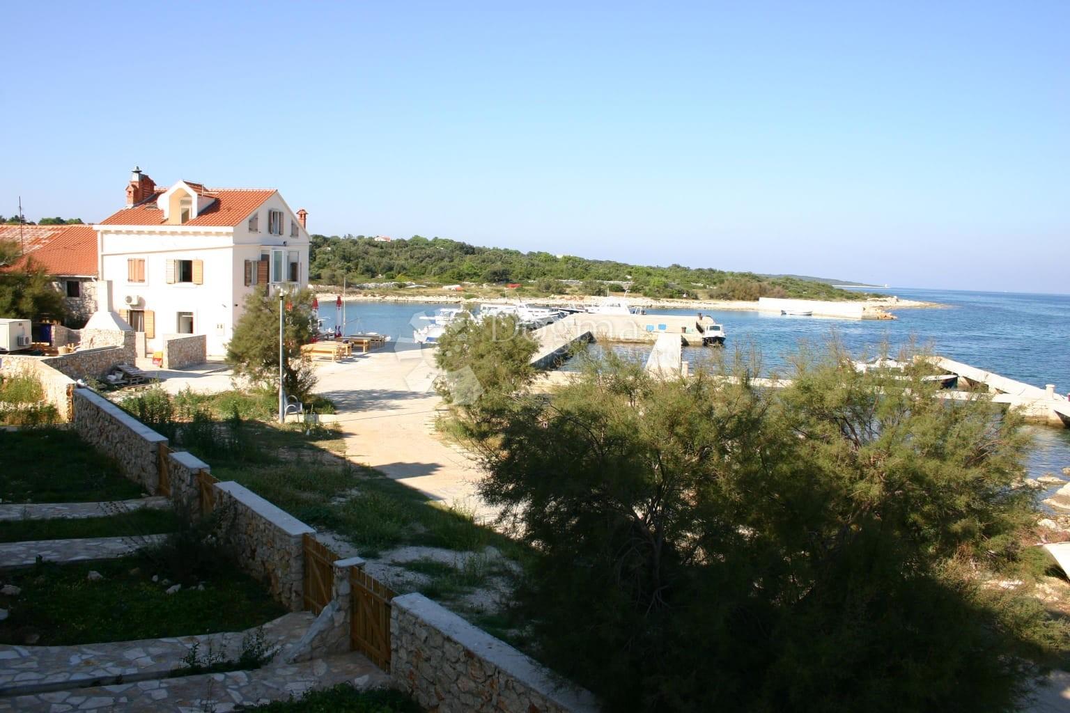 1764605590_kuca-sa-uhodanim-restoranom-prvi-red-do-mora-silba_3352_11.jpg
