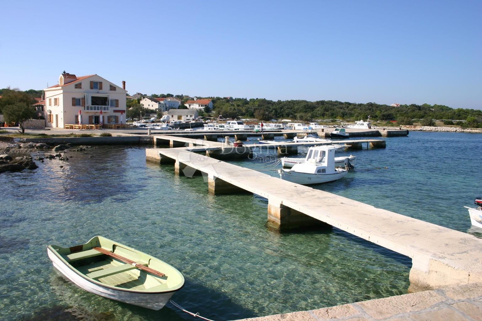 1764605592_kuca-sa-uhodanim-restoranom-prvi-red-do-mora-silba_3352_10.jpg