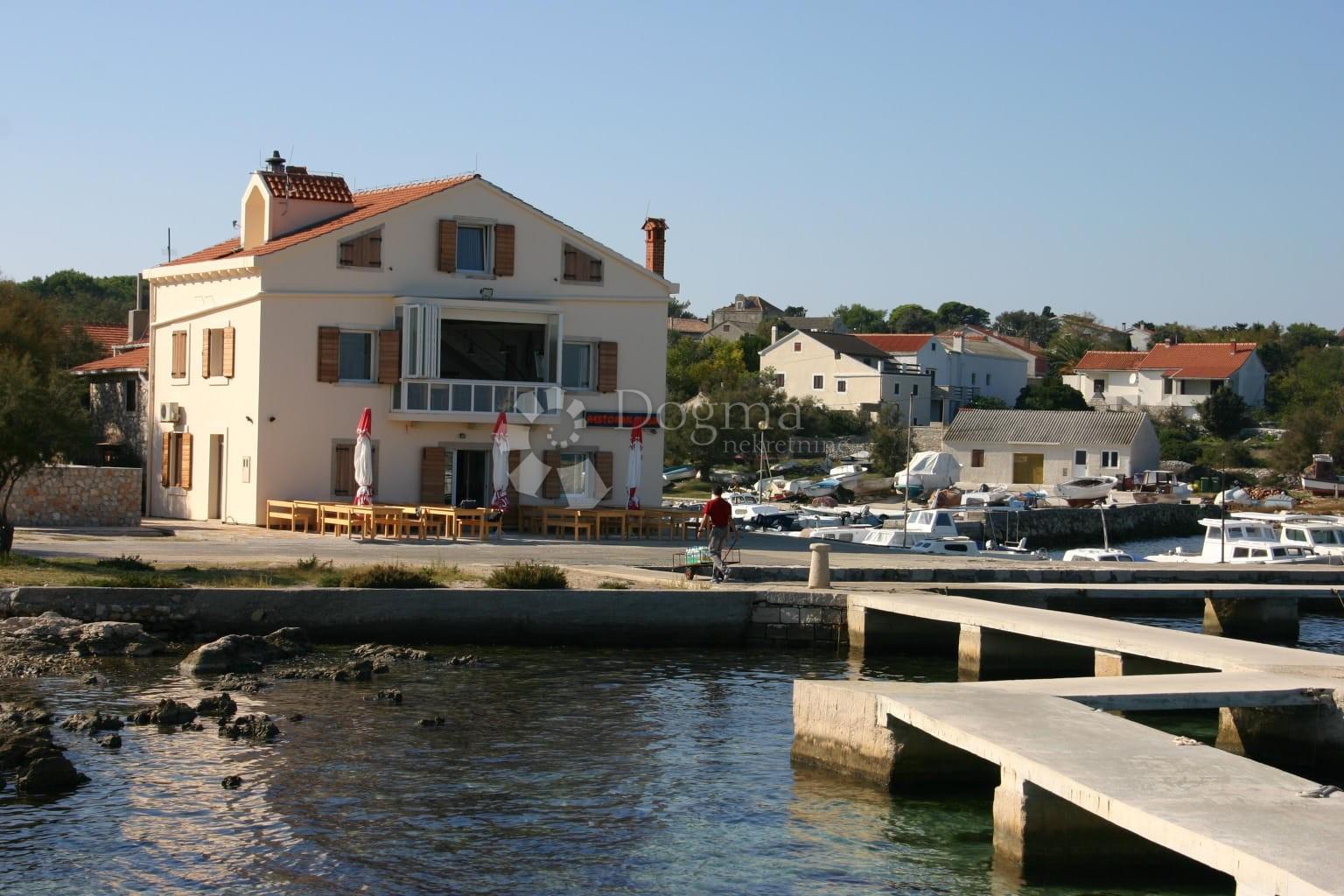 1764605595_kuca-sa-uhodanim-restoranom-prvi-red-do-mora-silba_3352_9.jpg