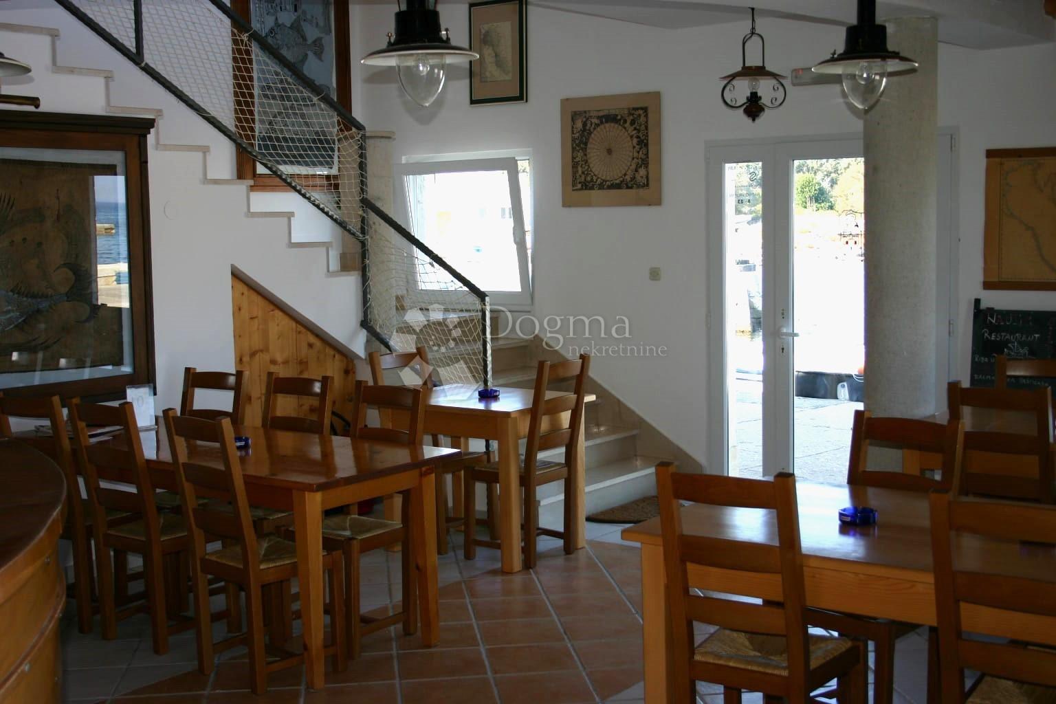 1764605598_kuca-sa-uhodanim-restoranom-prvi-red-do-mora-silba_3352_8.jpg