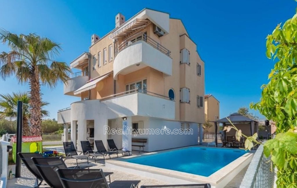 krasna-vila-s-apartmany-v-privlace-kousek-od-more-privlaka-1-bbe99e