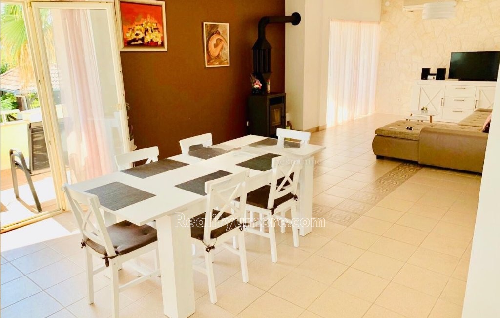 krasna-vila-s-apartmany-v-privlace-kousek-od-more-privlaka-3-ee4d7b