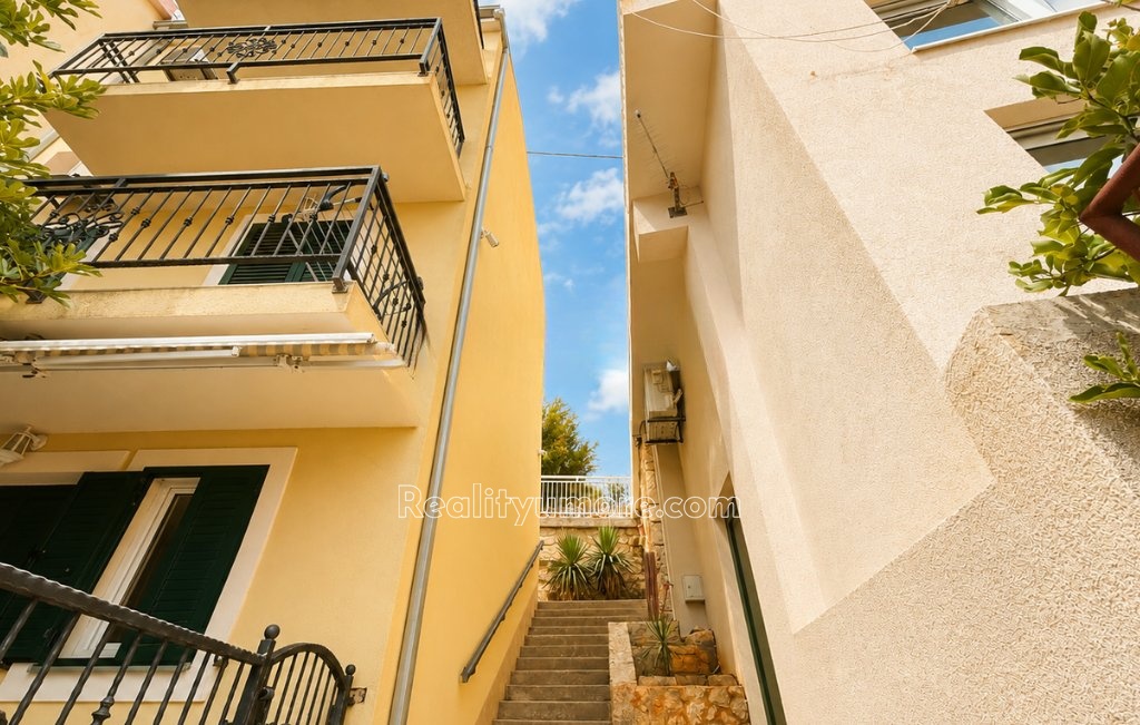 krasny-dum-v-igrane-se-samostatnym-apartmanem-a-vyhledem-igrane-5-216551