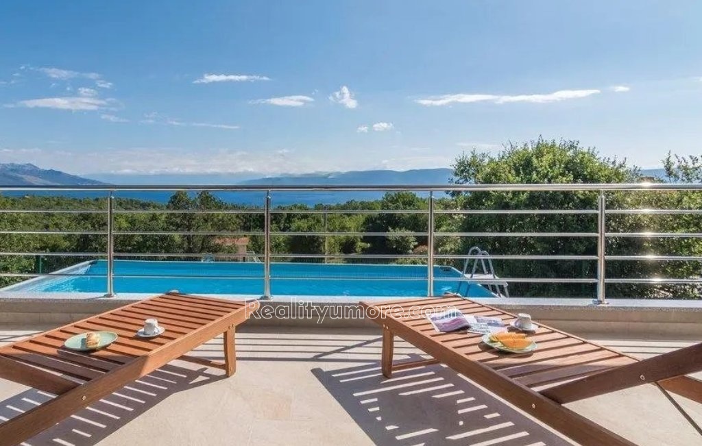 krasna-vila-se-2-apartmany-a-vyhledem-na-more-rabac-12-a4d5c1