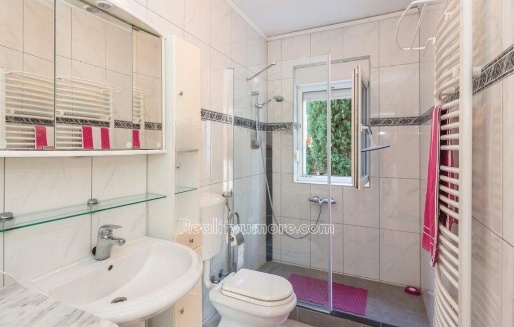krasny-dum-se-2-apartmany-pouze-450od-more-s-vyhledem-v-podace-podaca-12-d5dc26