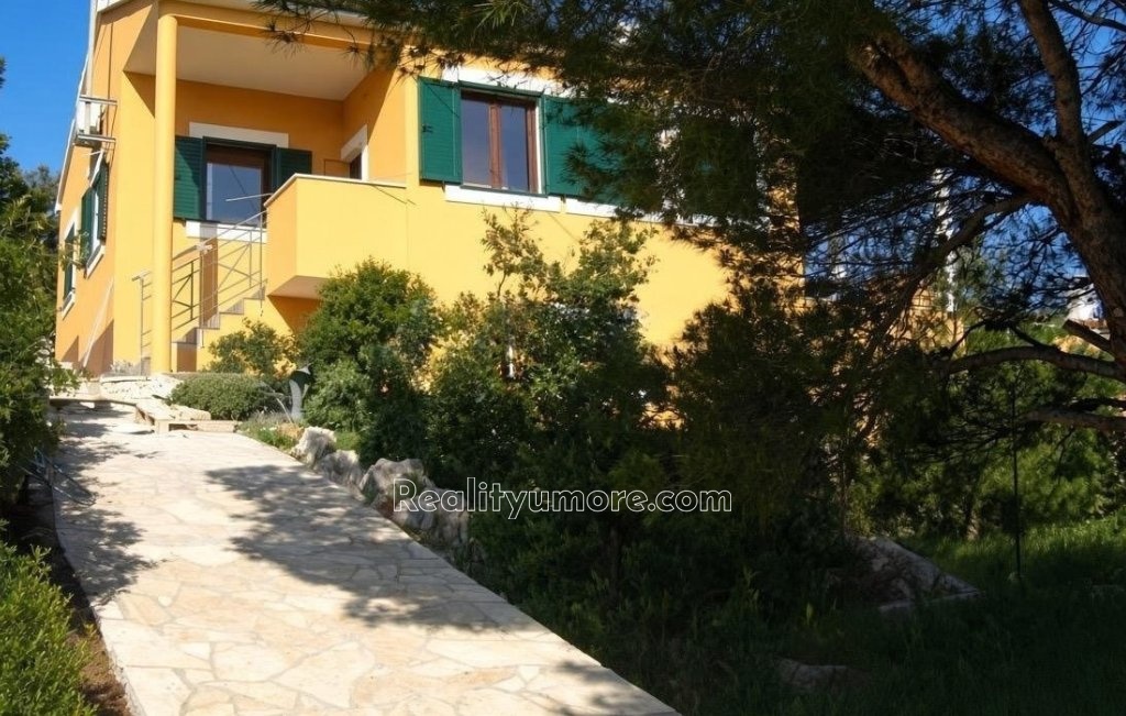 samostatne-stojici-dum-v-prvni-rade-k-mori-donja-krusica-solta-olta-7-973689