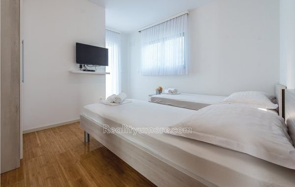 vila-s-bazenem-na-top-lokalite-ve-stivasnici-stivasnica-2-639e00